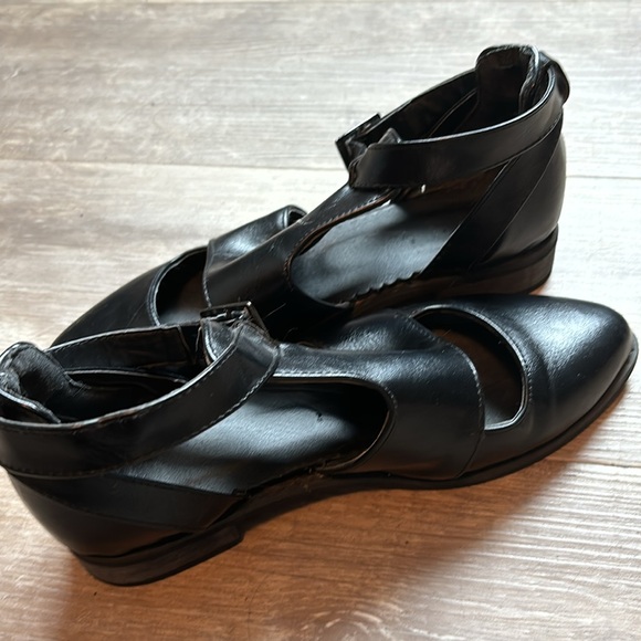 Strappy buckle flats with cut out toe and sides - Picture 6 of 7